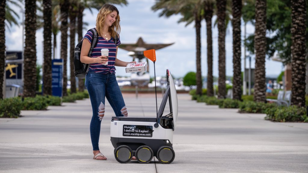 Starship Technologies ofrece robots autónomos de reparto en 50 campus universitarios de EE.UU. con motivo de la vuelta al cole