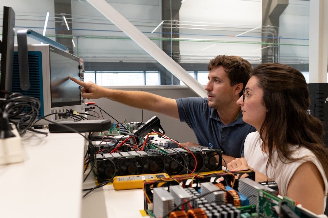 FLOOX e IKERLAN lideran una nueva era de carga de vehículos eléctricos con cargadores inalámbricos altamente eficientes y bidireccionales