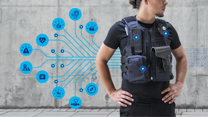 Los guardias de seguridad de SOS Cash & Value se equipan con el chaleco de alta tecnología de Wearin con sensores ambientales y biométricos