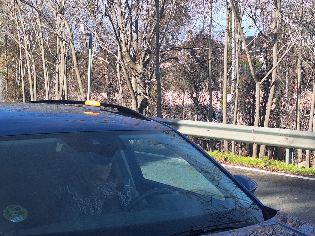 DGT recuerda la obligación de disponer de la baliza V-16 para señalizar averías y accidentes en carretera