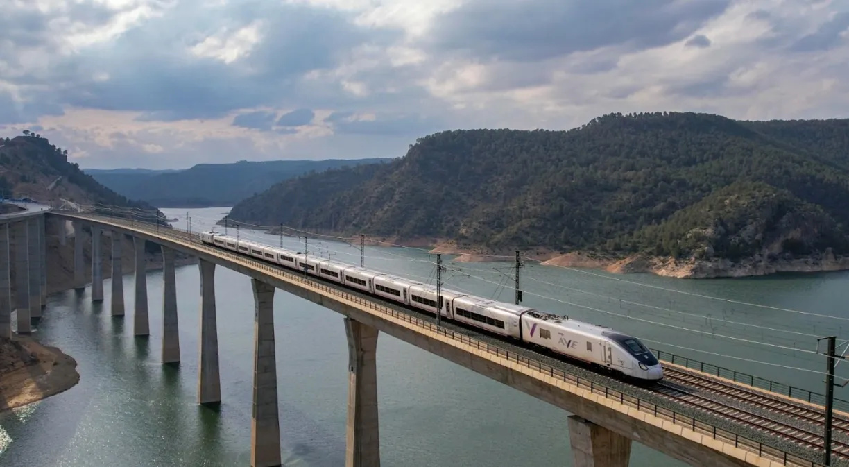 Renfe amplía su red de desfibriladores conectados con tecnología IoT de Telefónica